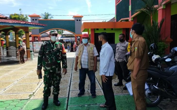 Babinsa Koramil Pahandut Pantau Serta Monitoring Kegiatan PTM di SD MIN 2 Panarung
