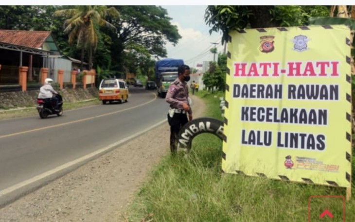 Satlantas Polres Majalengka Pasang Rambu Peringatan Rawan Kecelakaan