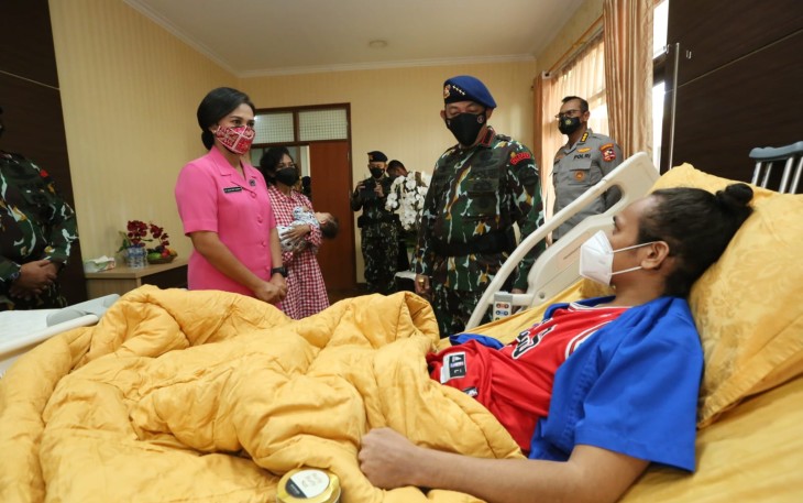 Kapolri Jenguk Anggota yang Tertembak saat Bertugas