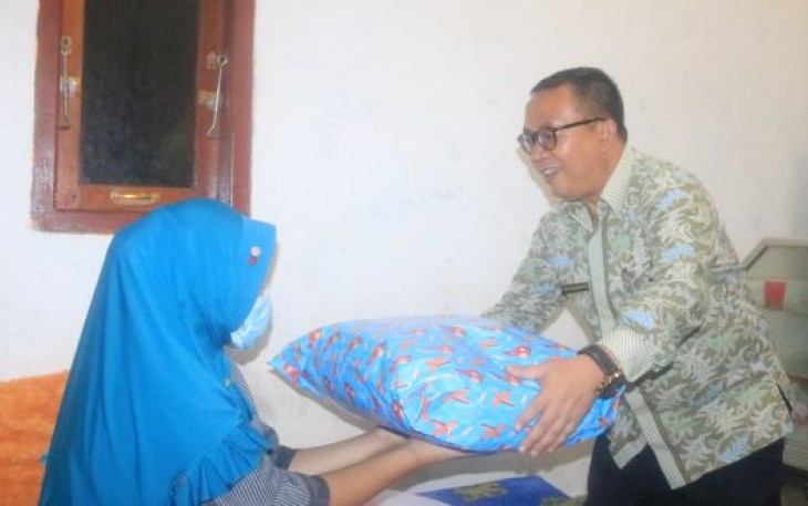 Dibantu Program HD Bersalin, Pasangan Ini juga Dapat Bingkisan Kado Dari Kominfo