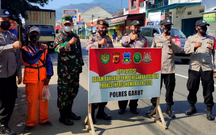 Ops Yustisi Gabungan: Bagikan Masker ke Warga Masyarakat