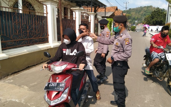  Polsek Cingambul Polres Majalengka melakukan Ops Yustisi mengimbau warga masyarakat dan berikan Makser Gratis 