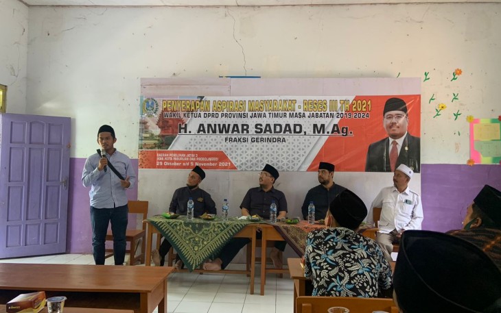 Guru Madrasah Diniyah di Kabupaten Pasuruan menyampaikan keluhannya soal insentif yang diterimanya kepada Wakil Ketua DPRD Jawa Timur Anwar Sadad