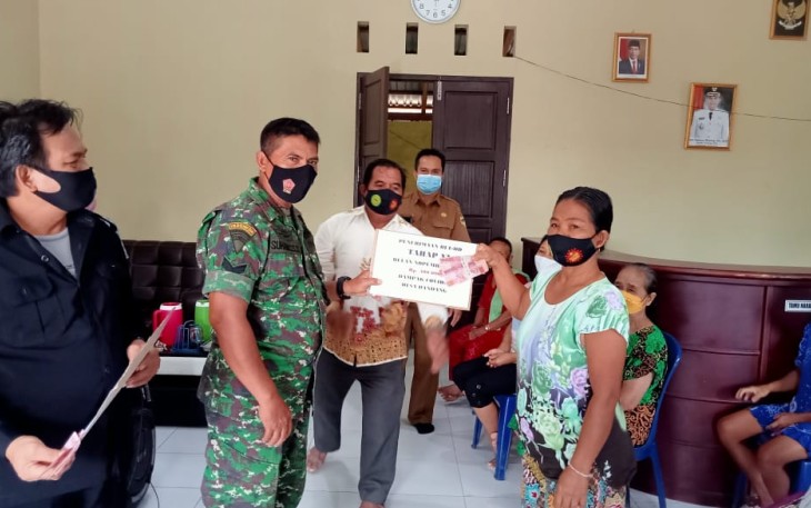 Babinsa Koramil Kahut Dampingi Penyaluran BLT DD di Desa Dandang
