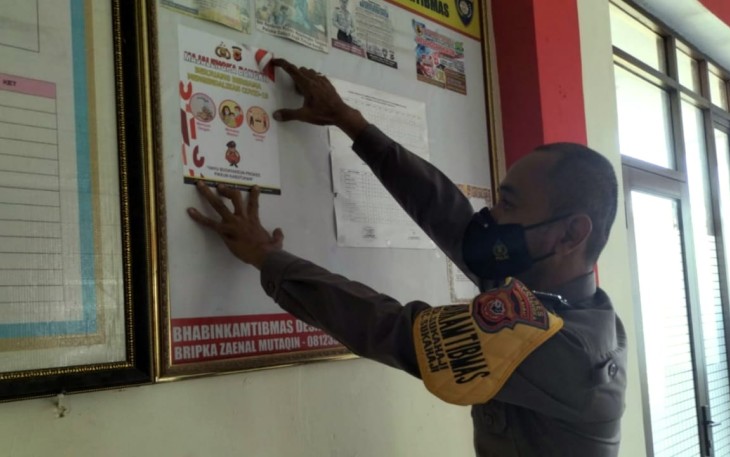 Kapolsek Sukahaji-Polres Majalengka, Melaui Bhabinkamtibmas Pasang Pamflet Imbauan Prokes dan PPKM Mikro