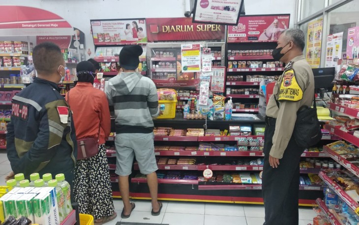 Anggota Polsek Pegandon laksanakan pemantauan dan penindakan PPKM di swalayan , Kamis 11/11/2021