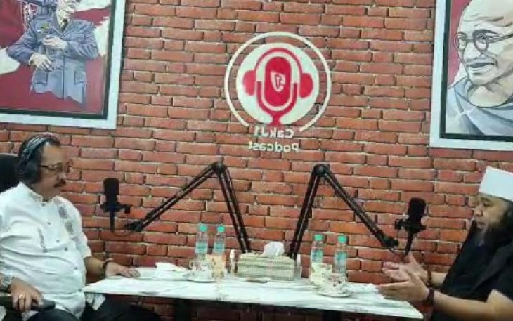  Helmi saat melakukan podcast bersama Wakil Walikota Surabaya Armuji