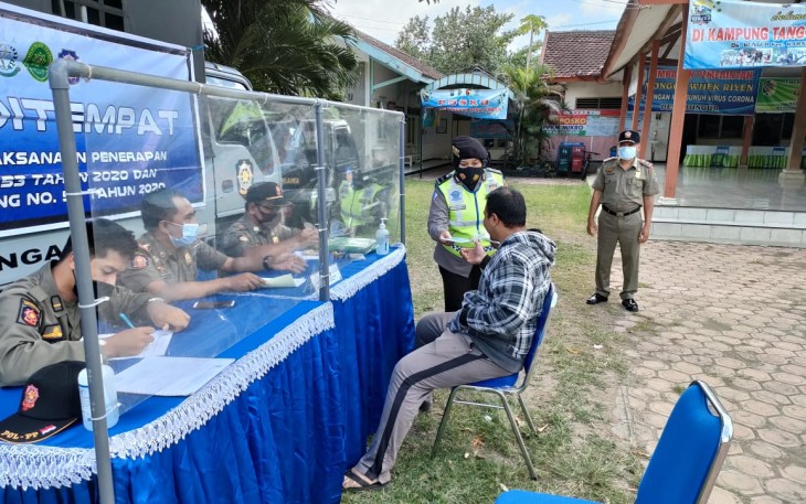 Operasi Yustisi di Balai Desa Bungur, Satgas Covid-19 Kabupaten Tulungagung Jaring 6 Pelanggar Prokes