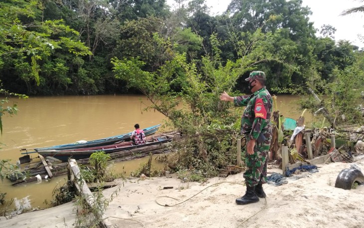 Babinsa Koramil Manuhing Bersama Polsek Pantau Debit Air Sungai Manuhing