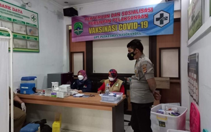 Polsek Kasokandel Kawal Vaksinasi Untuk Ibu Hamil Di puskesmas Kasokandel