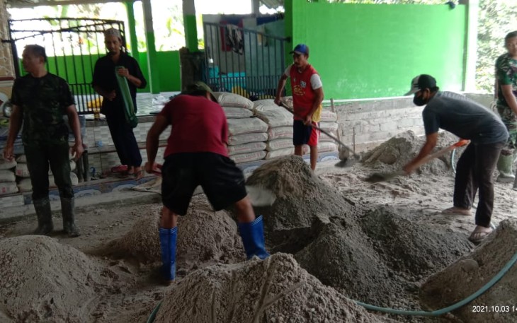 TNI dan Warga Desa Kampuri Gotong Royong Pasang Lantai Masjid Al Ikhlas