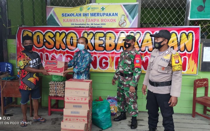 Babinsa Tanjung Pinang Dampingi Distribusi Sembako Korban Kebakaran di Tumbang Rungan