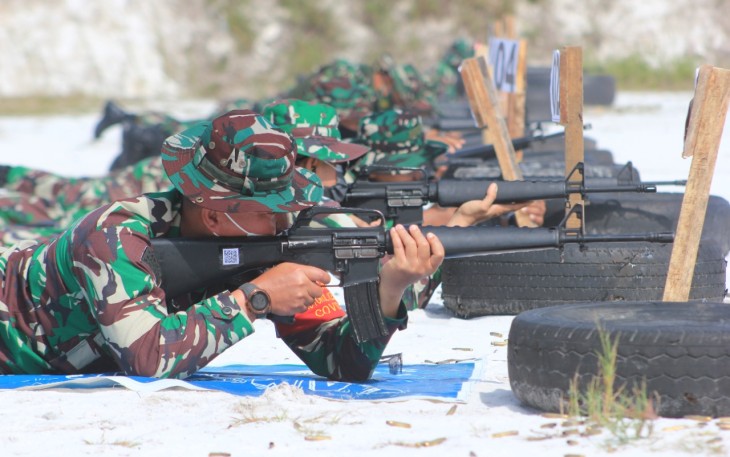 Asah Kemampuan Prajurit, Dandim 1016 Palangka Raya Pimpin Latihan Menembak