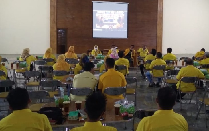 DPD Partai Golkar Kabupaten Karanganyar mengikuti acara pengarahan oleh Ketua Umum DPP Partai Golkar, Airlangga Hartarto secara virtual. 