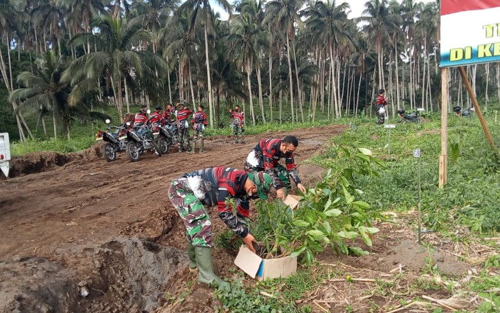 Personil satgas TMMD siap menanam bibit pohon di sepanjang Rintisan Jalan Pertanian