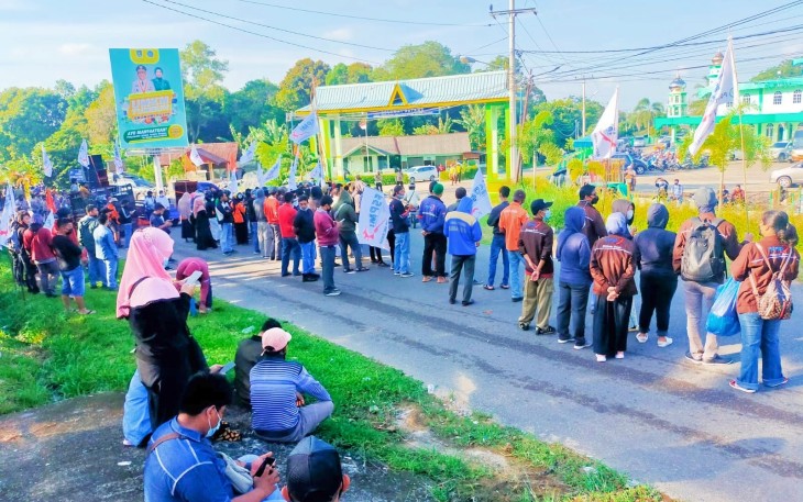 Demo buruh di kawasan Industri Lobam