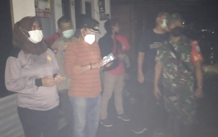 Babinsa Koramil 1016-01 Pahandut Pelda Yulianto, monitoring sekaligus membantu evakuasi kebakaran yang terjadi di Komplek Puntun Jalan Rindang Banua RT 3 dan 4 RW 27, Kelurahan Pahandut, Kecamatan Pahandut