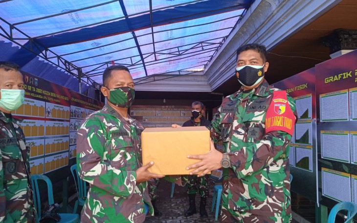 Dandim 0818/Malang-Batu, Berikan Bingkisan Kepada Satgas TMMD 112