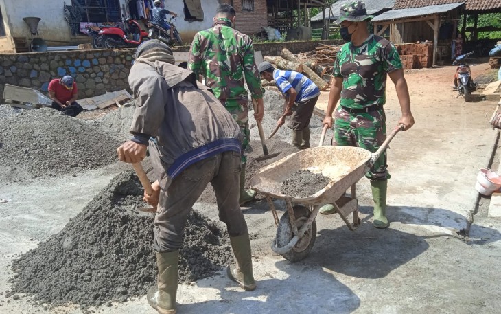 Gerobak Dorong Siap Antar Campuran Untuk Pak Tukang