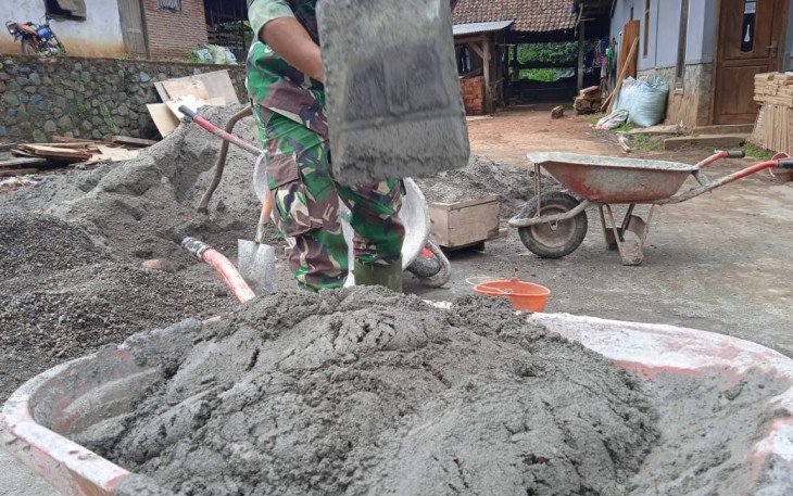 Adonan Campuran Satgas TMMD yang Mantep dan Hebat
