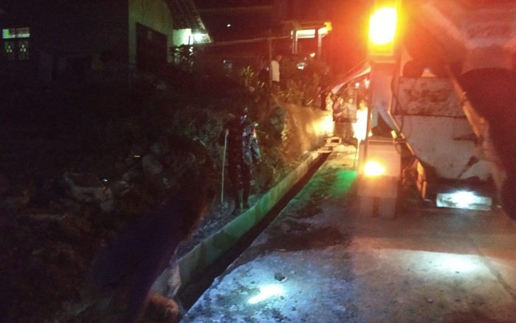 Satgas TMMD Tak Kenal Waktu Untuk Selesaikan Pengerjaan Drainase
