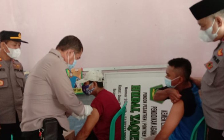 Personil Sat Binmas Tinjau Vaksinasi di Ponpes Hudal Yaqien yang Digelar Polres Majalengka