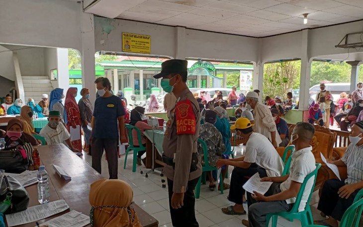 Anggota Patroli Polsek Sumberjaya Monitoring Vaksinasi di Puskesmas