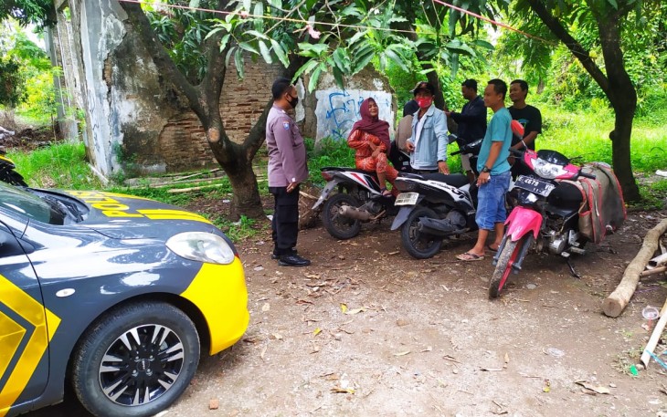 Kapolsek Jatitutuh-Polres Majalengka, Berpatroli Datangi Warga Yang Berkerumun, Berikan Penyuluhan Terkait Prokes Covid -19