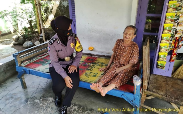 Sambang Warga, Cara Polwan Bhabinkamtibmas Dekatkan Diri Dengan Warganya