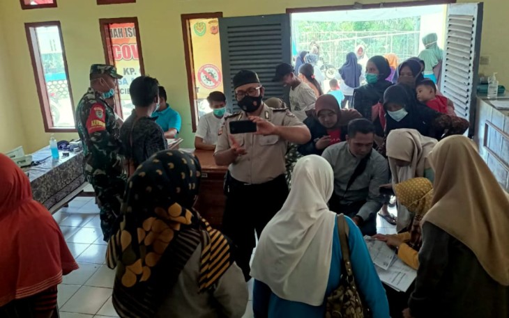 Gerai Vaksin Presisi TNI-POLRI Dosis I dan II di Wilkum Polsek Cibalong Polres Garut