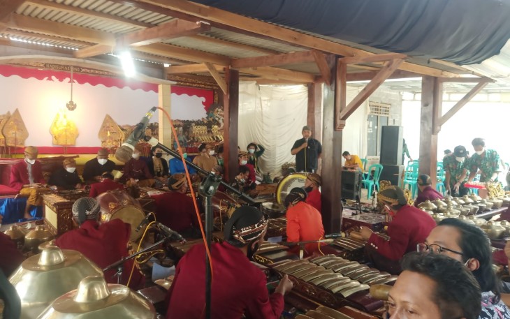 Pagelaran wayang kulit di Desa Kedingsari Kecamatan Singorojo Selasa 9/11/2021