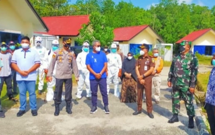 Dandim 0315/Bintan bersama FKPD Bintan Ikut Tinjau Pelaksanaan Vaksinasi dan Pembagian Beras PKH dan BST di Kabupaten Bintan .
