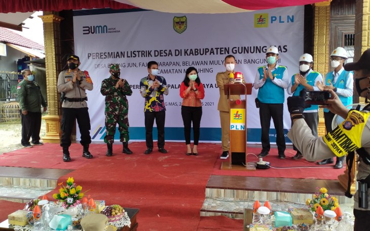 Danramil 1016-04/Manuhing Letda Caj Suwarno menghadiri peresmian listrik desa pada 4 desa wilayah binaanya di Kabupaten Gunung Mas, Kalimantan Tengah, Selasa 24 Agustus 2021.