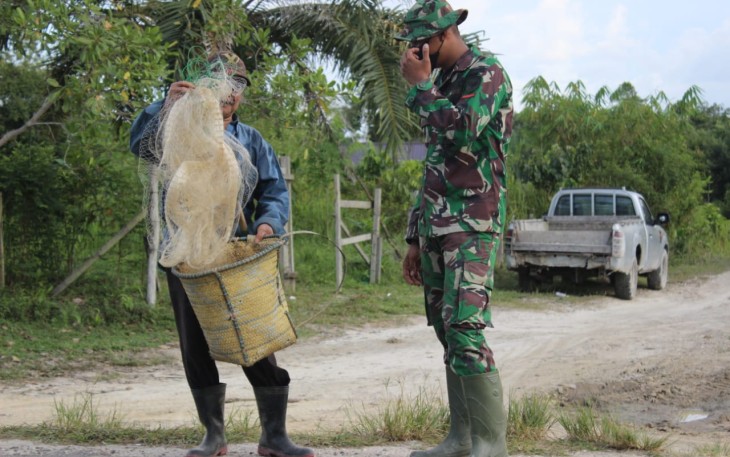 Pulang Cari Ikan, Seorang Warga di Desa Kampuri Ketiban Rezeki Dari TNI