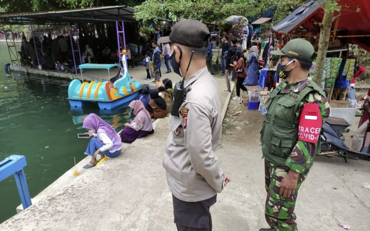 Bhabinkamtibmas Polsek Sukahaji Bersama Babinsa Awasi Penegakan Protkes di Tempat Wisata