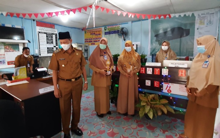 Wakil Bupati Kabupaten Pasaman Sabar AS lakukan inspeksi mendadak (Sidak) ke kantor Nagari persiapan Aia Manggih Utara, Kecamatan Lubuk Sikaping, usai pimpin apel di Kantor Camat Lubuk Sikaping