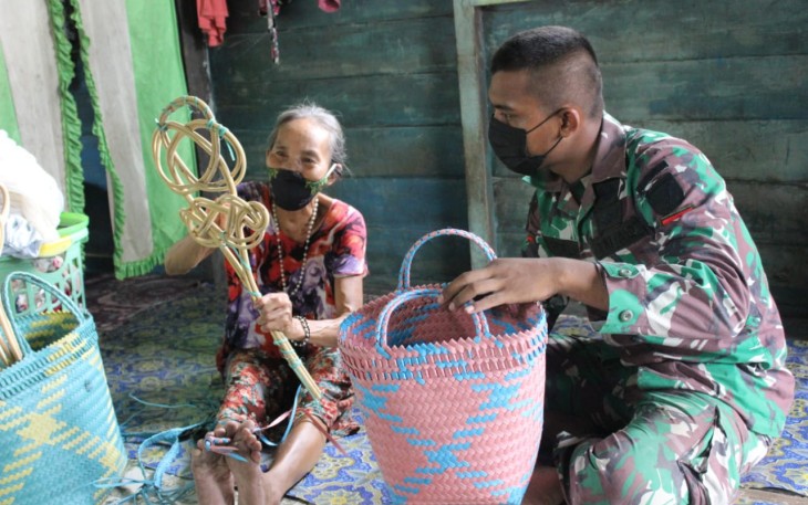 Nenek Tian Ajarkan Seni Kerajinan Lokal Kepada Personel Satgas TMMD
