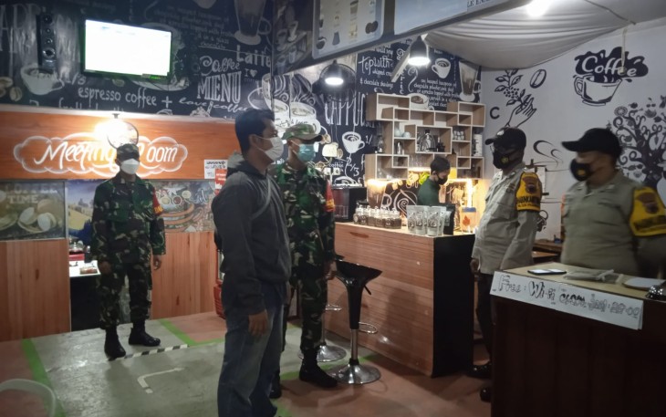 Kapolsek Pegandon Bersama Satgas Covid-19 Kecamatan Laksanakan Pemberlakuan PPKM Level 2