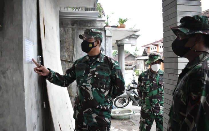 Dandim 0818 Letkol Inf Yusub Dody Sandra selaku Dansatgas TMMD 112 memberikan arahan dan motivasi kepada anggota Satgas