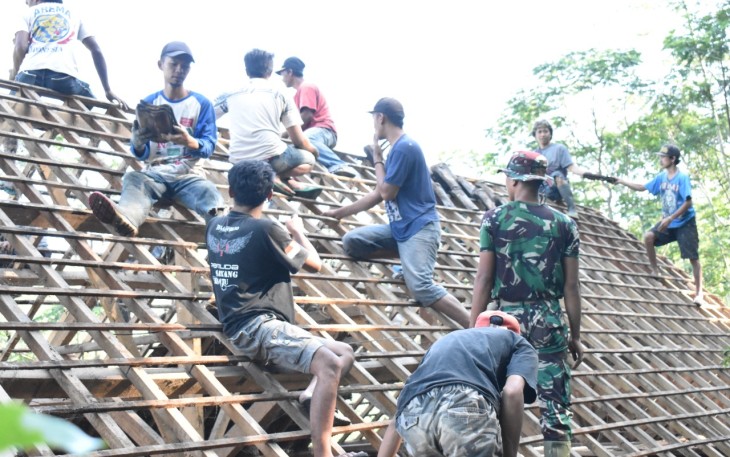 Pak TNI Bersama Warga Bantu Turunkan Genteng 