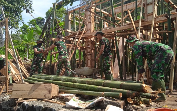 Tumpukan Bambu Untuk Pembangunan Mushola Al-Ikhlas