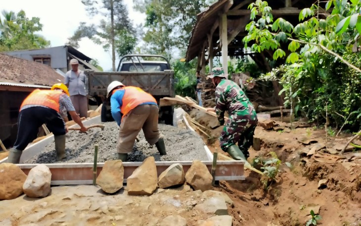 Satgas TNI Geber Selesaikan Rabat Beton