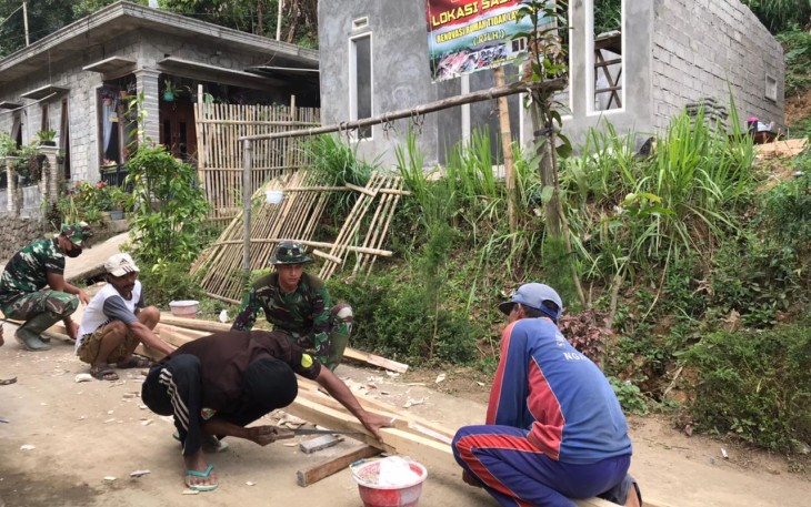 Kerangka Kayu Diperhalus Satgas TMMD 112 Kodim 0818