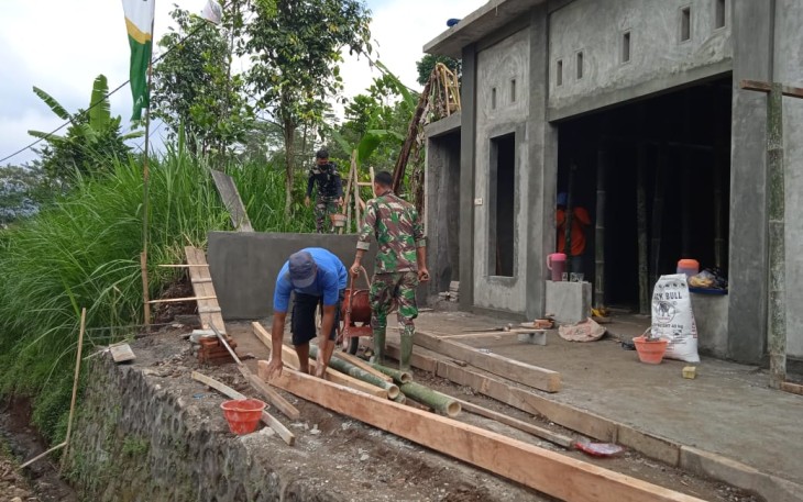 Balok Kayu Untuk Pembangunan Mushola Al-Ikhlas