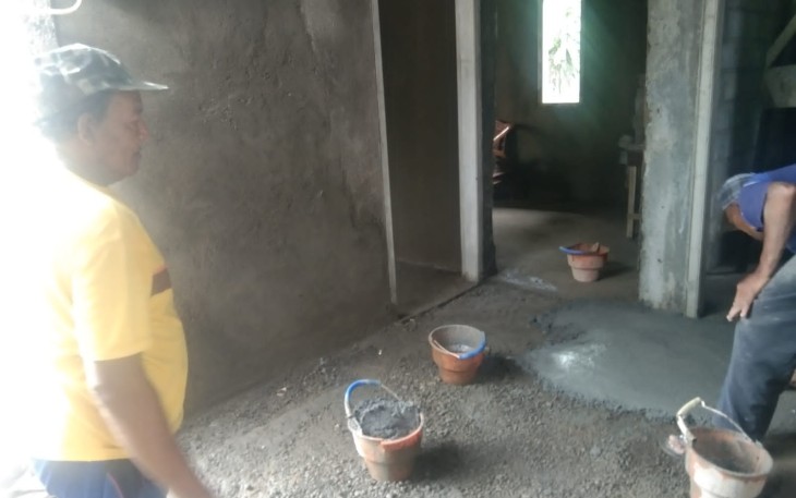 Antrian Ember Kuning Untuk Pemlasteran Lantai Rumah Kasiono