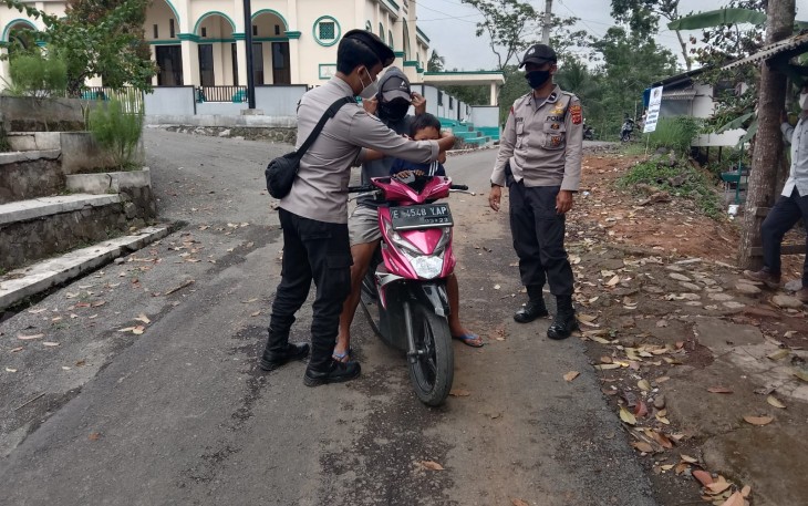 Ops Yustisi Polsek Cingambul Tegur Masyarakat yang Tidak Menerapkan Prokes