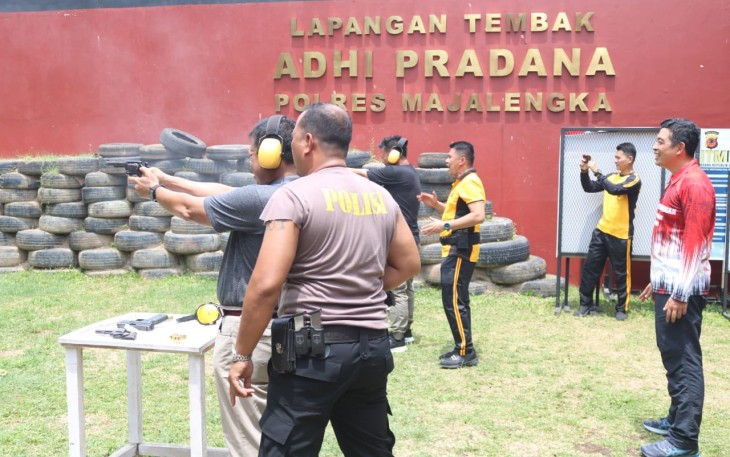 Kapolres Majalengka Gelar Latihan Menembak Bersama