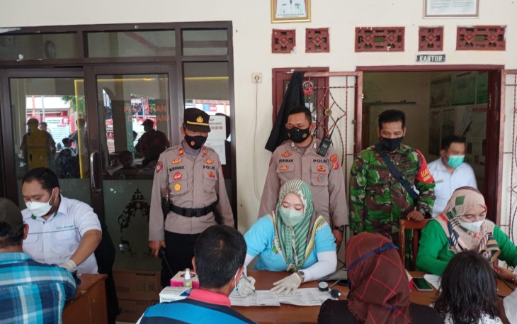 Kapolsek Kasokandel - Polres Majalengka, Bersama Danramil Rangkul Masyarakat Untuk Melaksanakan Vaksin 