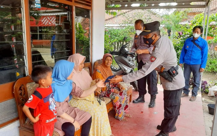 Kapolsek Kasokandel-Polres Majalengka, Demi Menuju Masyarakat Yang Produktif Dan Aman Dari Covid - 19, Polisi Bagikan Masker Secara Door To Door Ke Warga