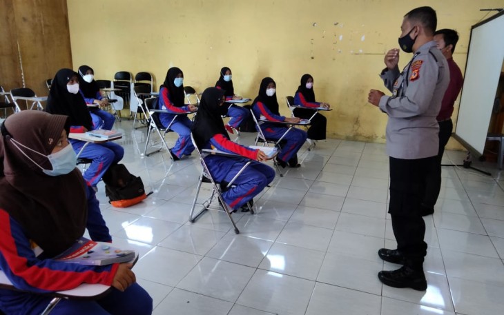 Kanit Binmas Polsek Lemahsugih Berikan Himbauan Prokes Covid-19 Saat Pembelajaran Tatap Muka Terbatas